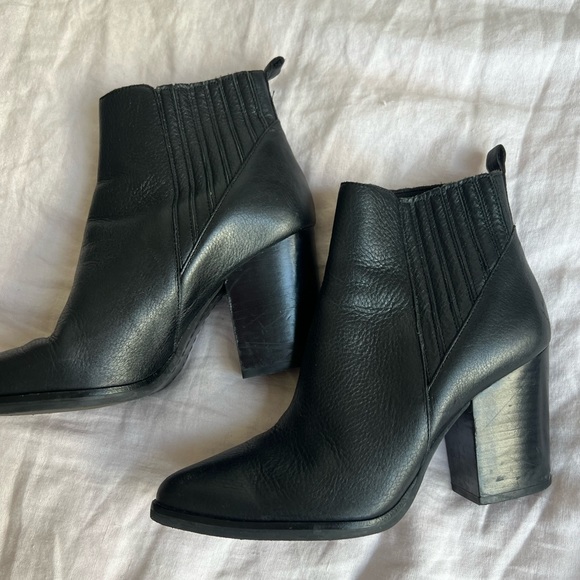 Marc Fisher Alva Pointy Toed Bootie Heels- Black Leather- W 7.5 - Picture 1 of 6